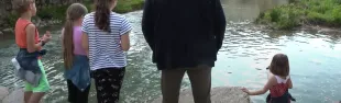 immagine Sindaco Baroncelli con bambini su Fiume Pesa Sambuca