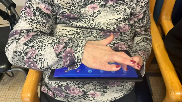 Foto anziani e tablet