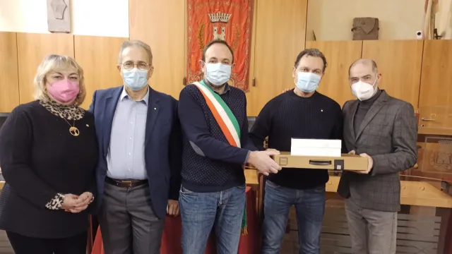 Foto consegna tablet anziani