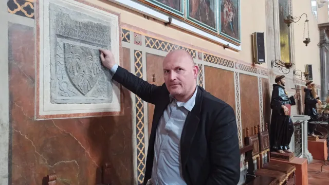 Foto Sindaco David Baroncelli e stemma Barberini Chiesa il Borghetto