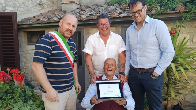 Foto Arnolfo Bagni premiato dal Sindaco David Baroncelli