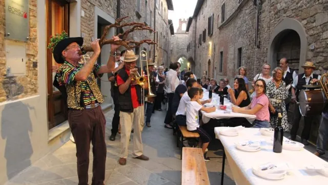Foto "Da porta a porta" - Tavolata al castello
