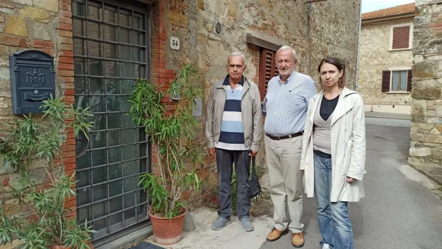 immagine casa Egidio Gimignani con nipoti e presidente ANPI Barberino Tavarnelle