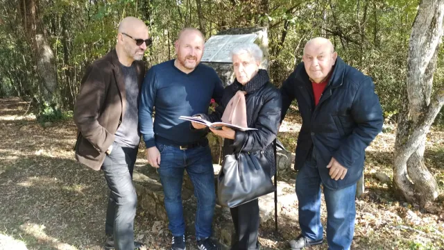 immagine consegna fumetto a Mirella Lotti