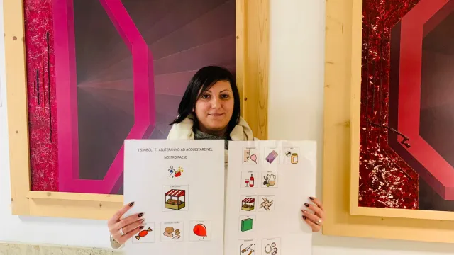 Foto Assessore Taiana Pistolesi con cartelli inclusivi