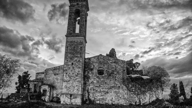 immagine campanile esterno chiesa Linari