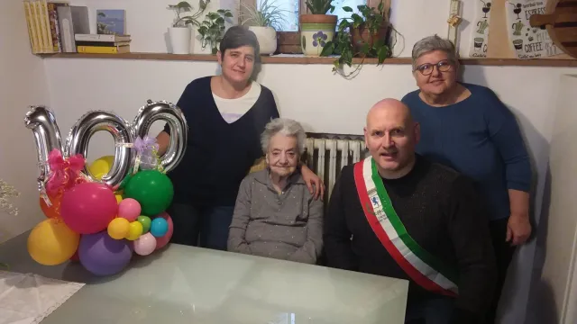 Foto nonna Ines, la famiglia e il Sindaco Baroncelli