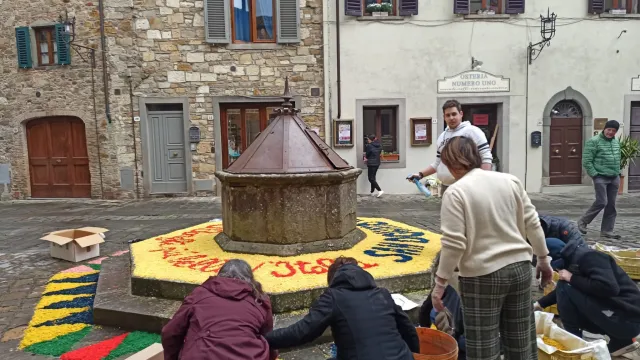 immagine abitanti San Donato_decorazione pozzo