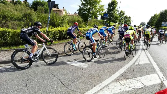 foto ciclisti trofeo matteotti