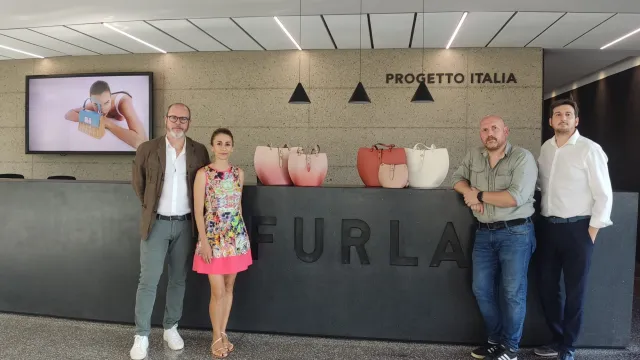 Furla da sx Emanuele Malacarne, Chief industrial Officer Furla, Elisa Corneli, pres. di Chiantiform, i sindaci David Baroncelli e Roberto Ciappi
