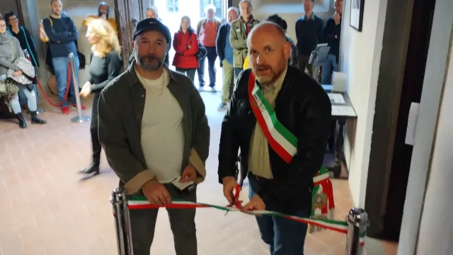 Taglio del nastro inaugurazione mostra fotografica